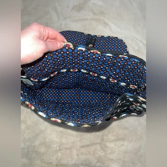 Vera Bradley messenger bag. - Picture 4 of 11